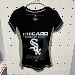 Majestic Chicago White Sox Baseball Black and White V Neck Women’s Tee Size M